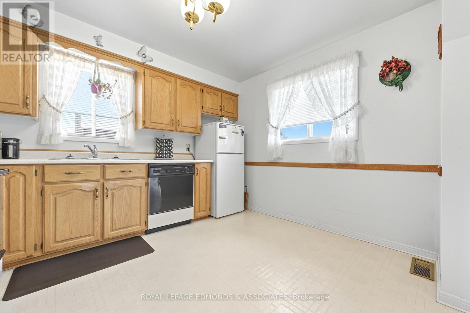 661 Angle Street, Laurentian Valley, Ontario  K8A 5E6 - Photo 19 - X12451158