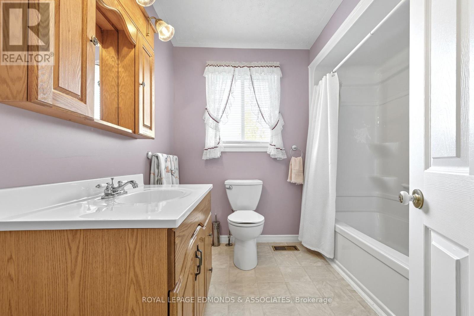 661 Angle Street, Laurentian Valley, Ontario  K8A 5E6 - Photo 20 - X12451158