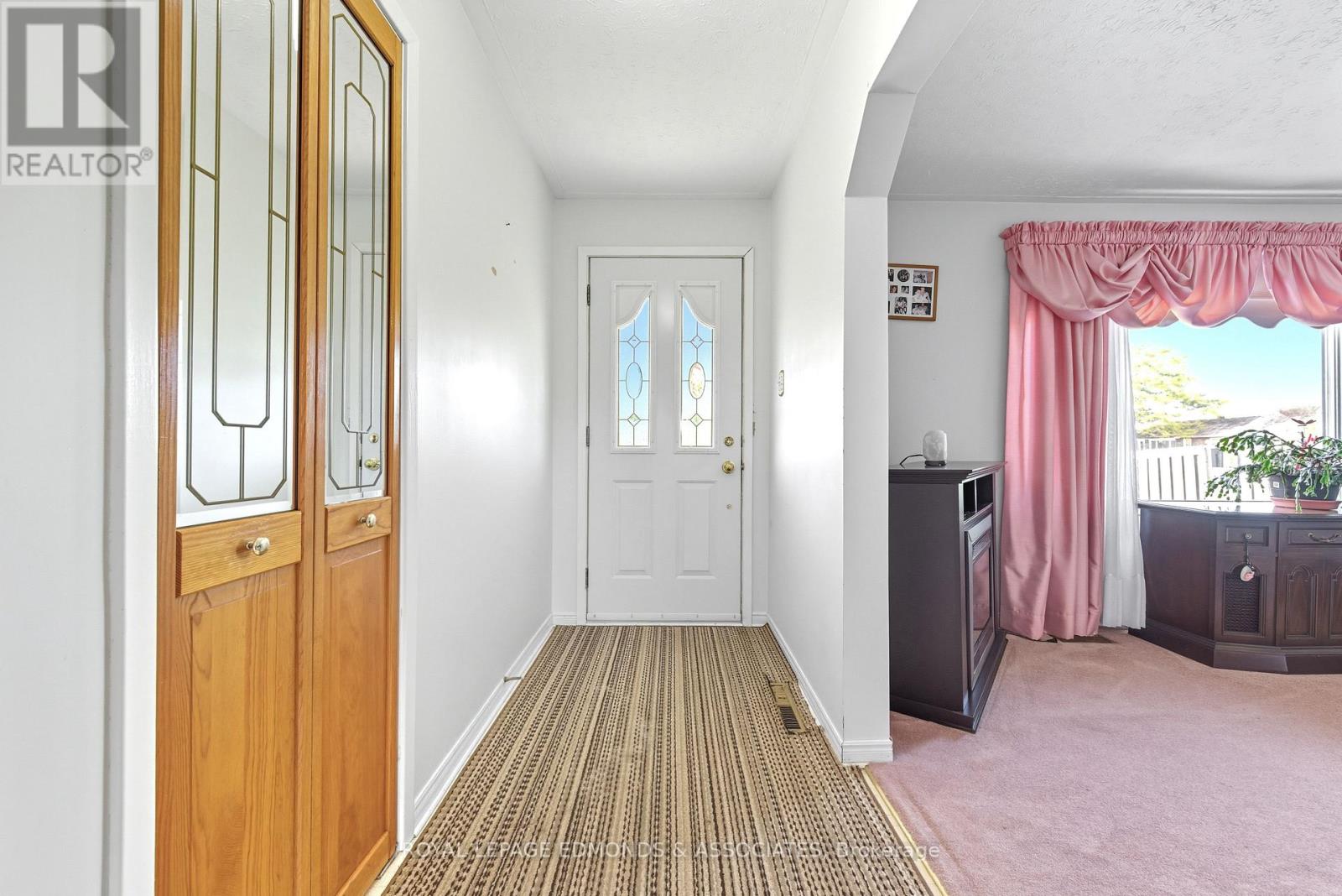 661 Angle Street, Laurentian Valley, Ontario  K8A 5E6 - Photo 9 - X12451158