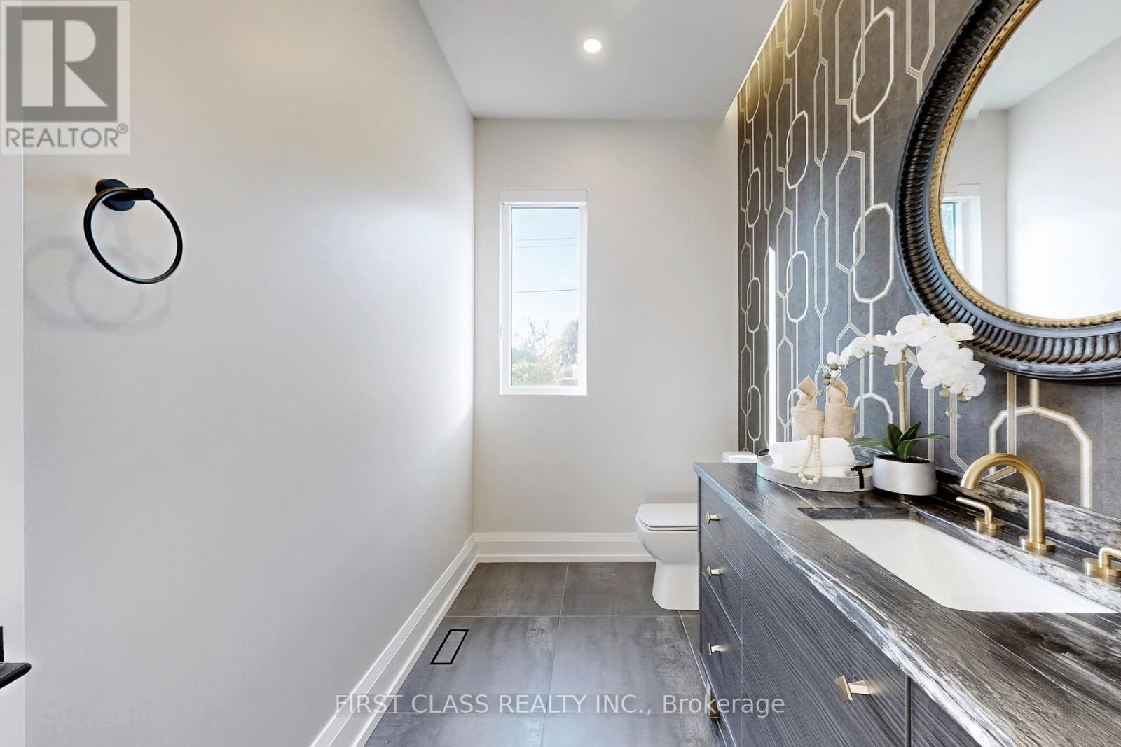 1047 Meredith Avenue, Mississauga, Ontario  L5E 2C6 - Photo 16 - W12451151