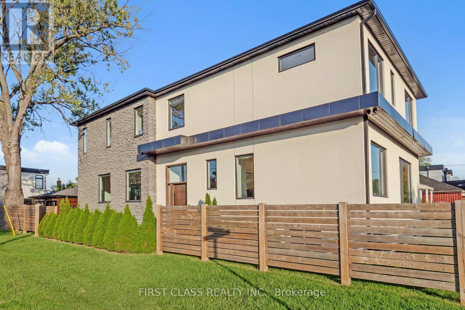 1047 Meredith Avenue, Mississauga, Ontario  L5E 2C6 - Photo 2 - W12451151
