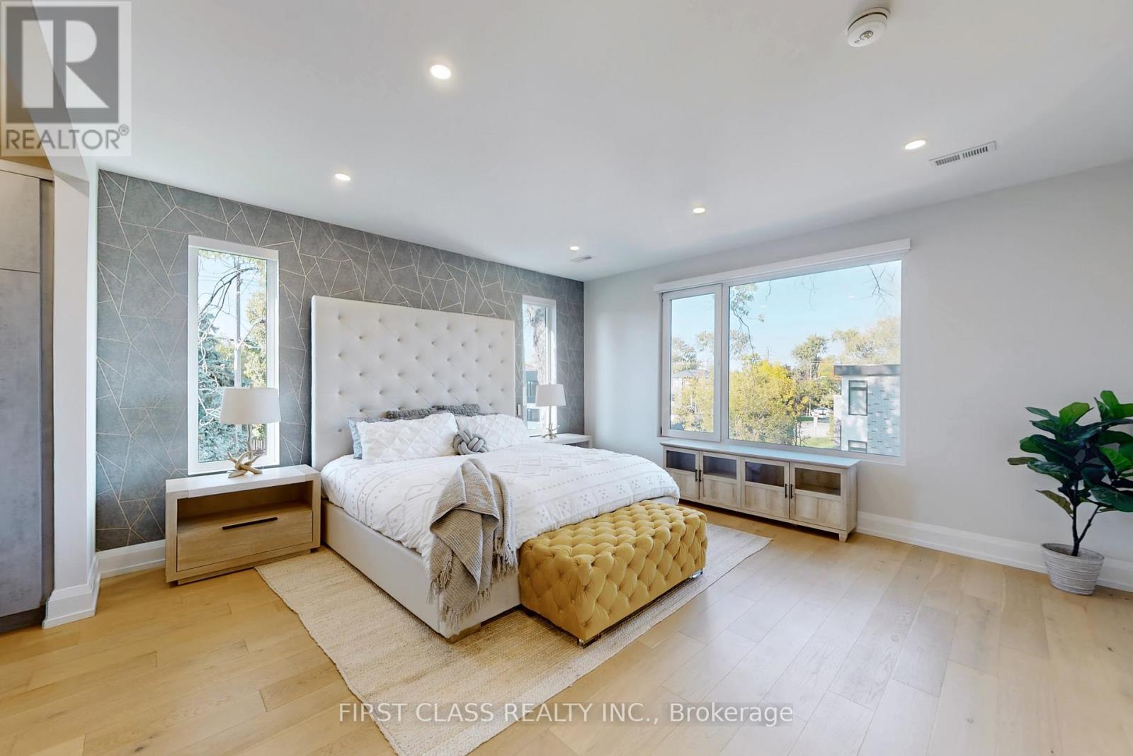 1047 Meredith Avenue, Mississauga, Ontario  L5E 2C6 - Photo 23 - W12451151
