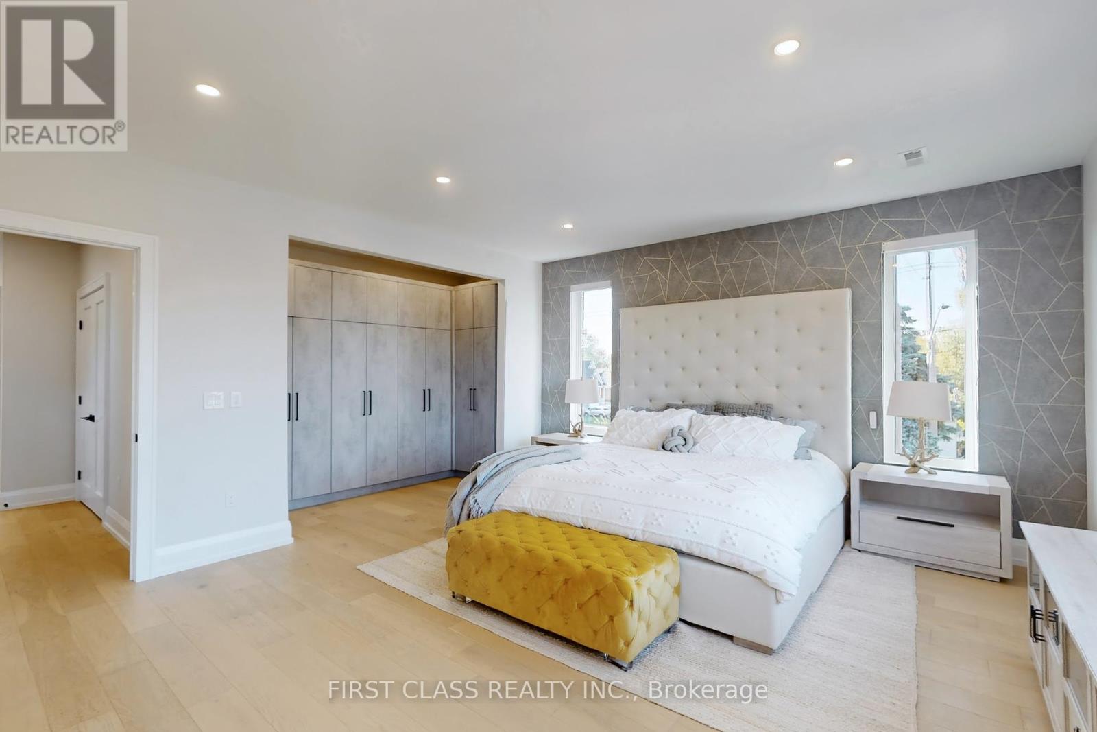 1047 Meredith Avenue, Mississauga, Ontario  L5E 2C6 - Photo 24 - W12451151