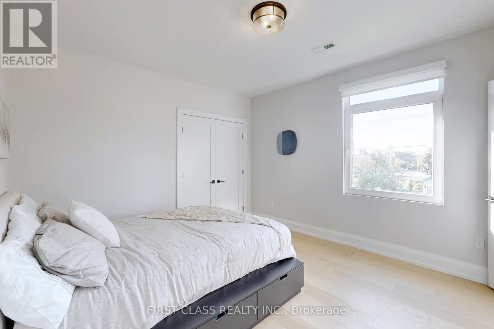 1047 Meredith Avenue, Mississauga, Ontario  L5E 2C6 - Photo 27 - W12451151