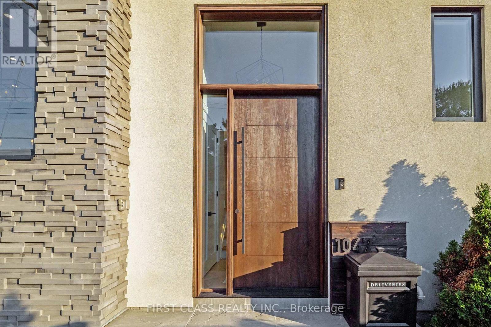 1047 Meredith Avenue, Mississauga, Ontario  L5E 2C6 - Photo 3 - W12451151