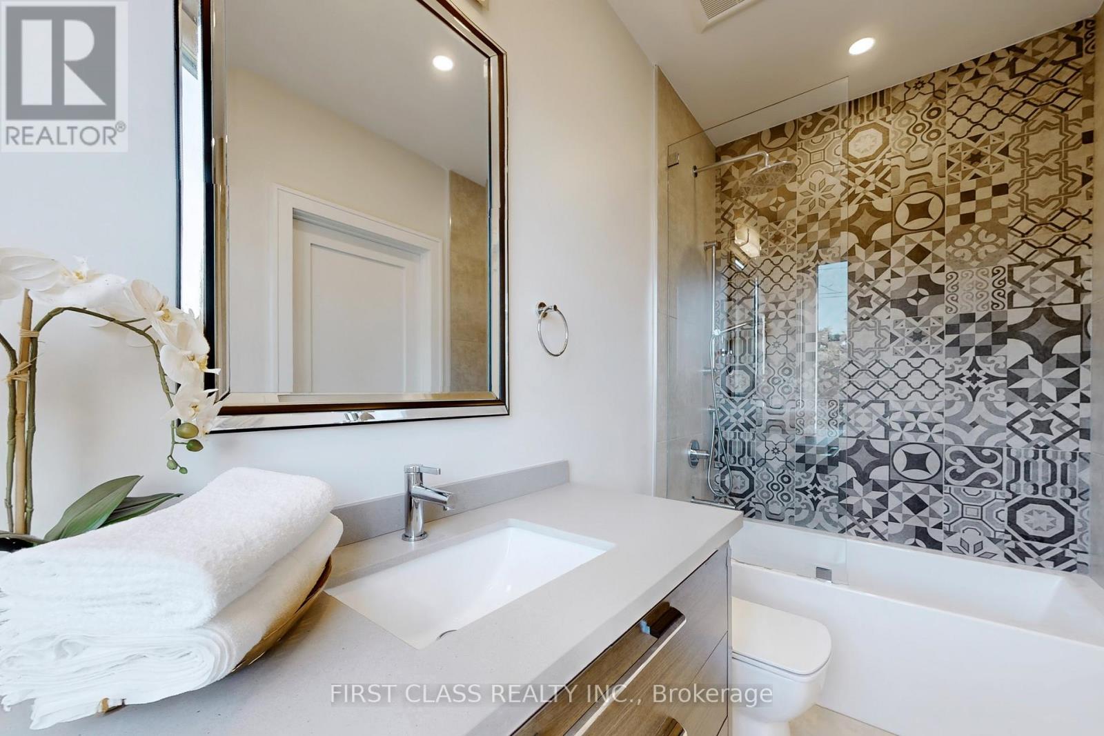 1047 Meredith Avenue, Mississauga, Ontario  L5E 2C6 - Photo 30 - W12451151