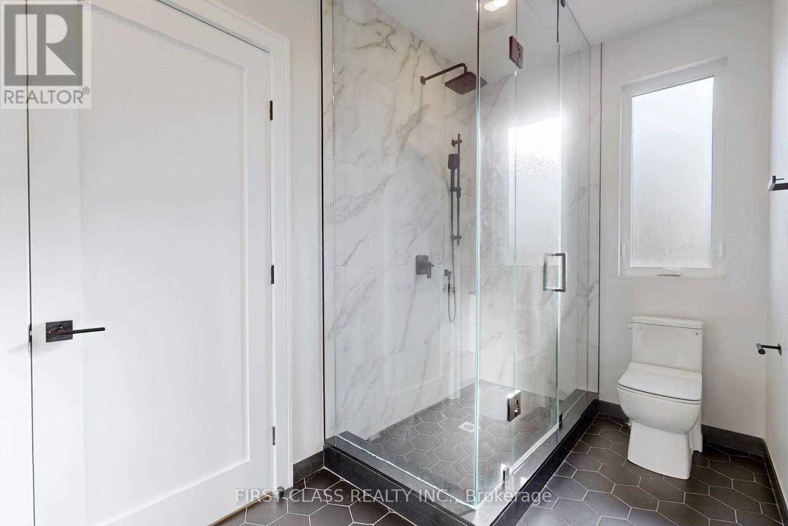 1047 Meredith Avenue, Mississauga, Ontario  L5E 2C6 - Photo 34 - W12451151
