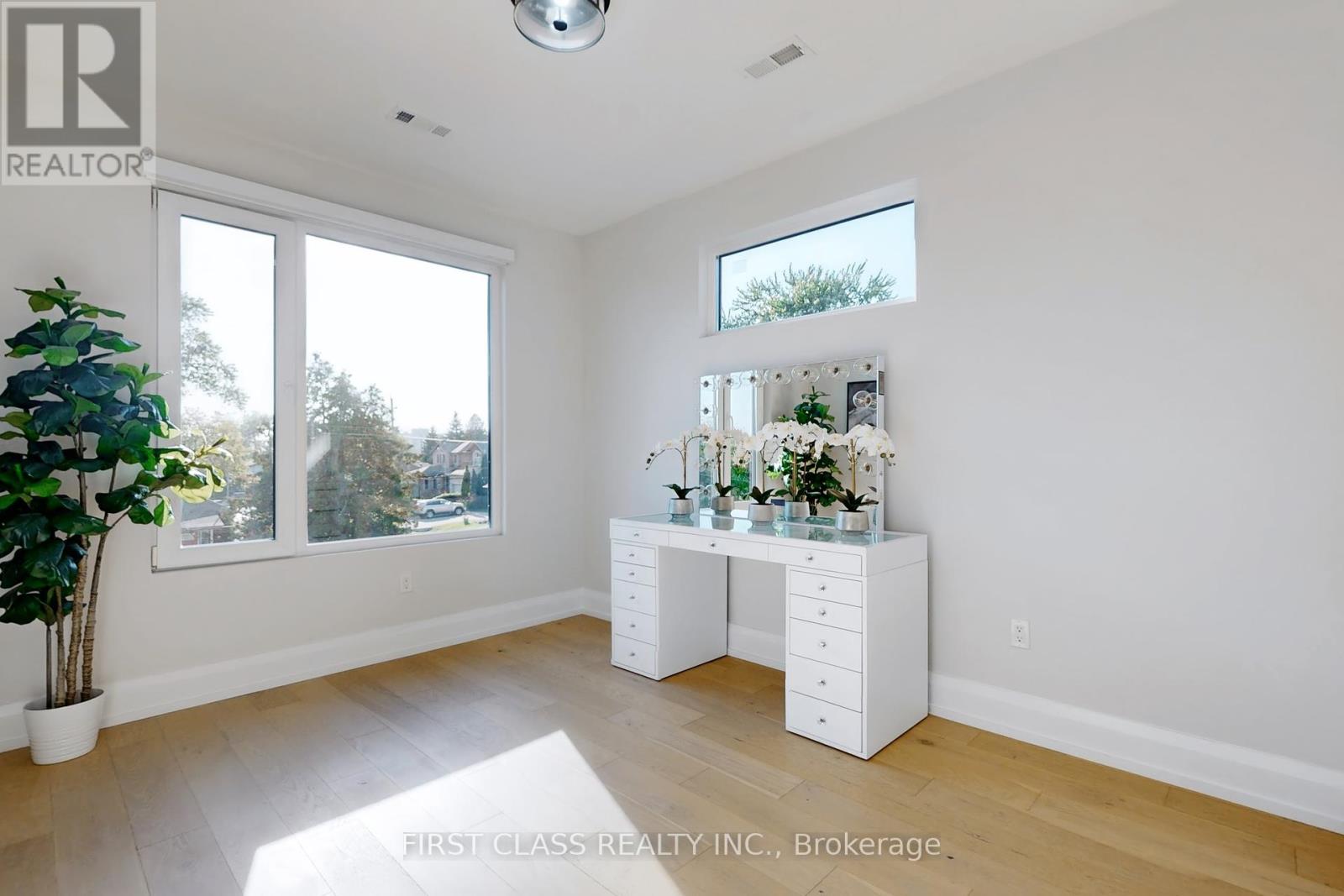 1047 Meredith Avenue, Mississauga, Ontario  L5E 2C6 - Photo 35 - W12451151