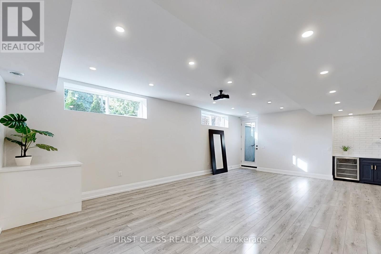 1047 Meredith Avenue, Mississauga, Ontario  L5E 2C6 - Photo 38 - W12451151