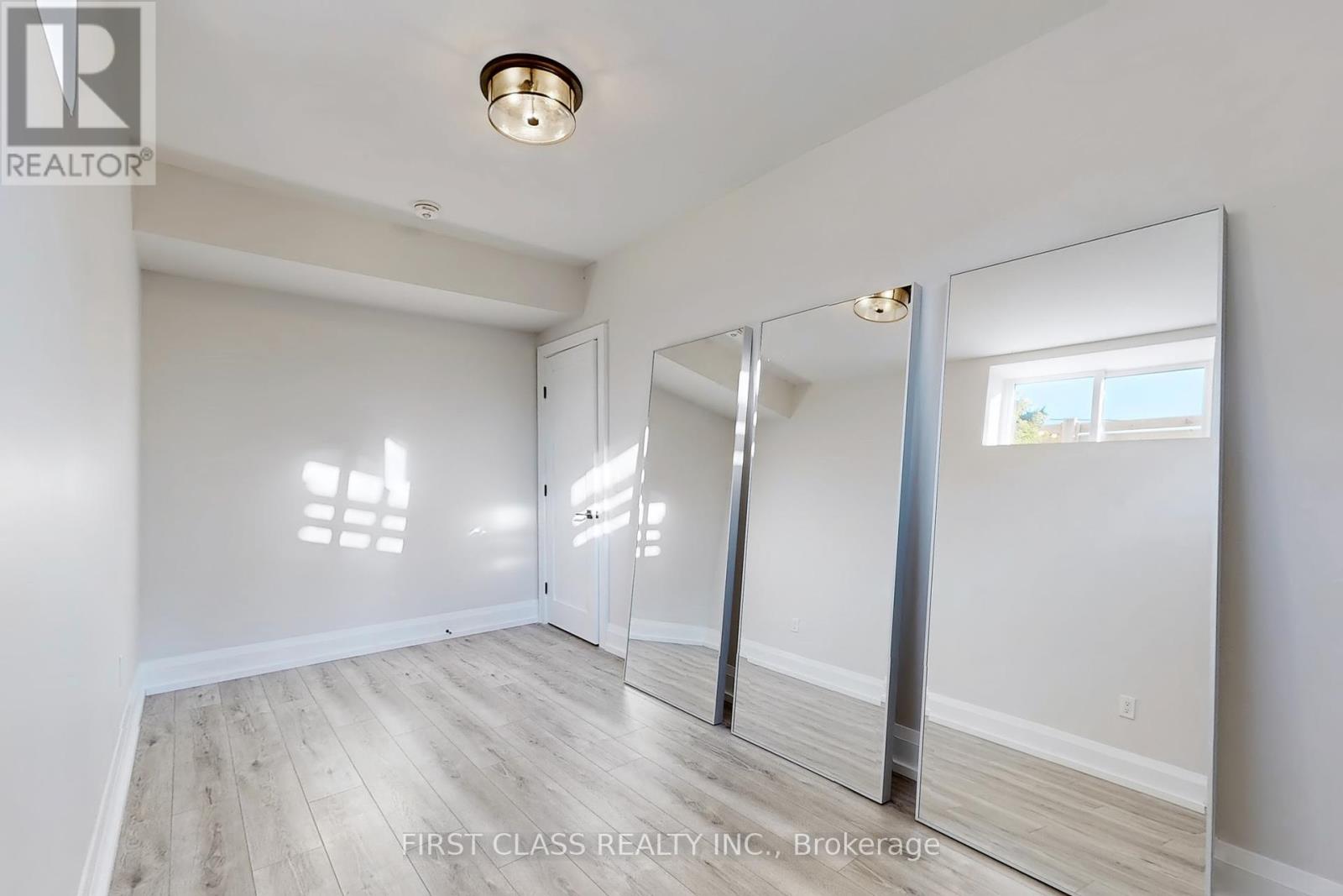 1047 Meredith Avenue, Mississauga, Ontario  L5E 2C6 - Photo 41 - W12451151