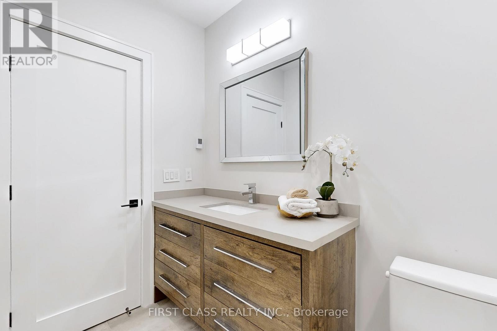 1047 Meredith Avenue, Mississauga, Ontario  L5E 2C6 - Photo 43 - W12451151