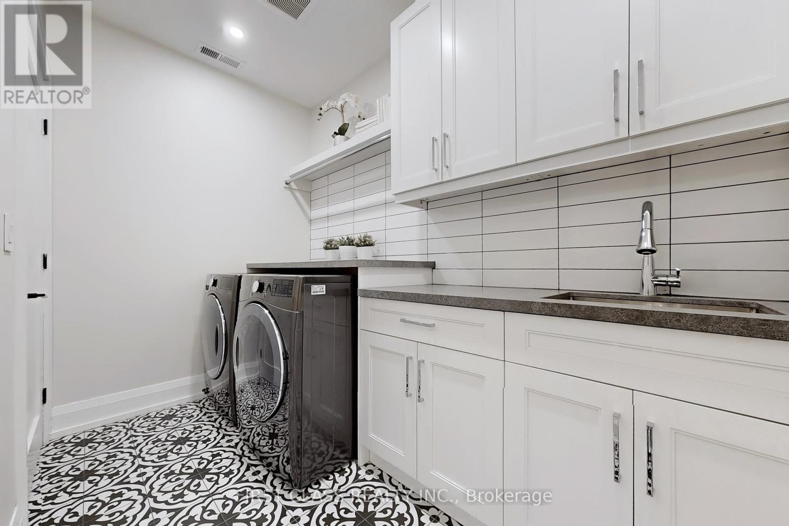 1047 Meredith Avenue, Mississauga, Ontario  L5E 2C6 - Photo 44 - W12451151