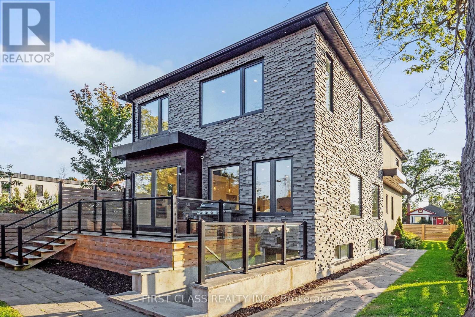 1047 Meredith Avenue, Mississauga, Ontario  L5E 2C6 - Photo 45 - W12451151