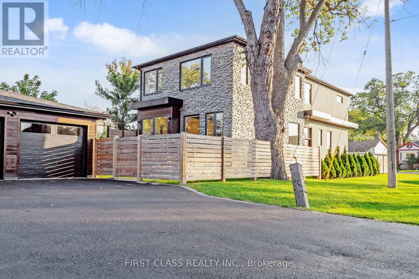 1047 Meredith Avenue, Mississauga, Ontario  L5E 2C6 - Photo 48 - W12451151