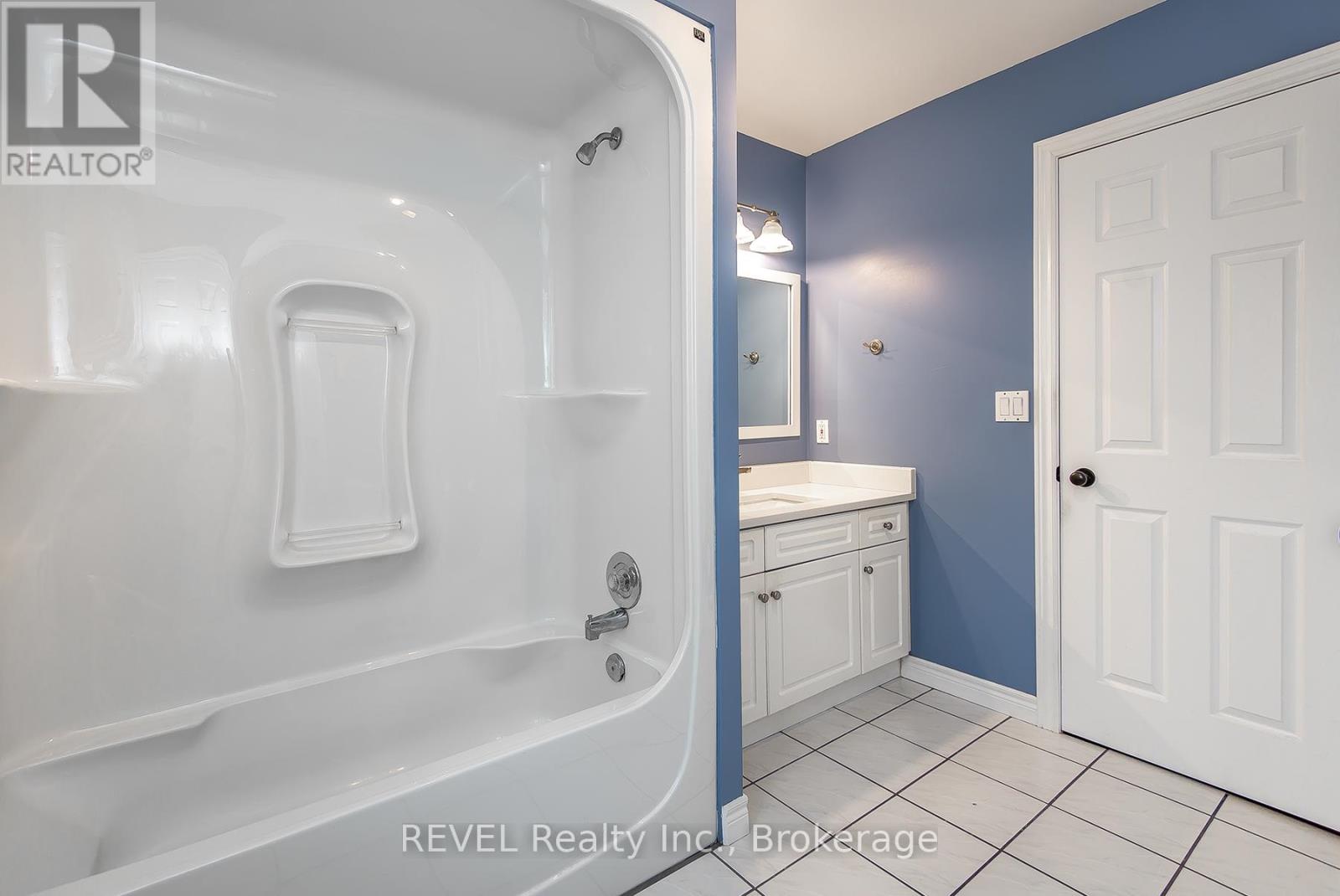 307 Beckett Crescent, Pelham, Ontario  L3E 0N5 - Photo 16 - X12451200