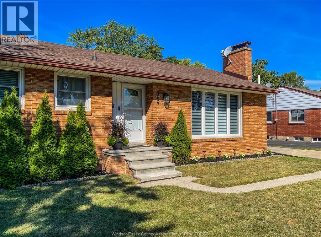389 Grace, Tecumseh, Ontario  N8N 2G6 - Photo 2 - 25025616