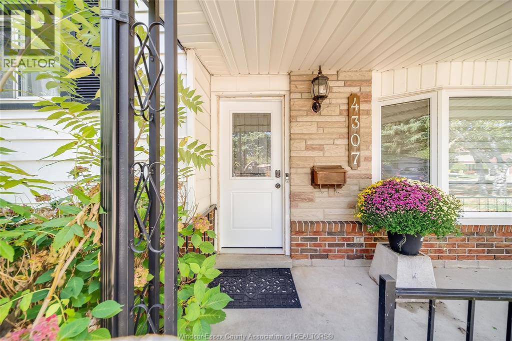 4307 Ashfield Crescent, Windsor, Ontario  N9G 2G8 - Photo 5 - 25025544