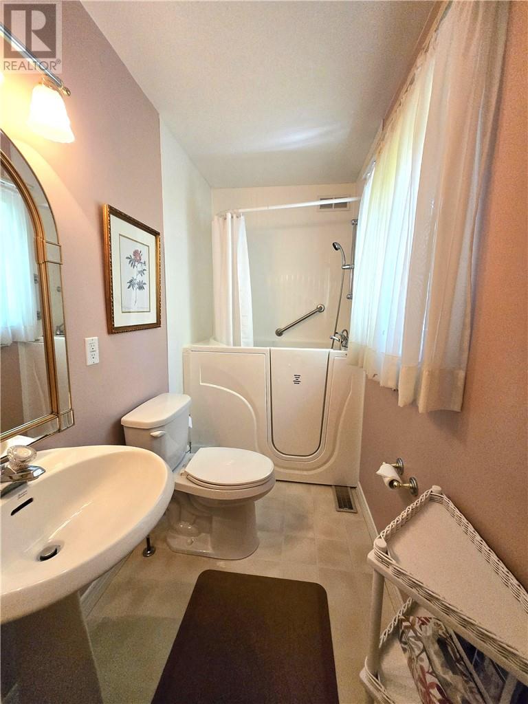 77 Robinson Street W, Little Current, Ontario  P0P 1K0 - Photo 22 - 2125123