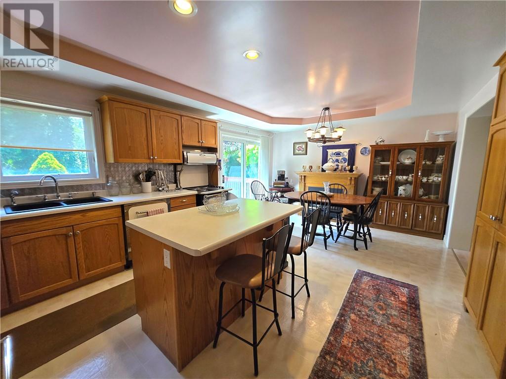 77 Robinson Street W, Little Current, Ontario  P0P 1K0 - Photo 8 - 2125123