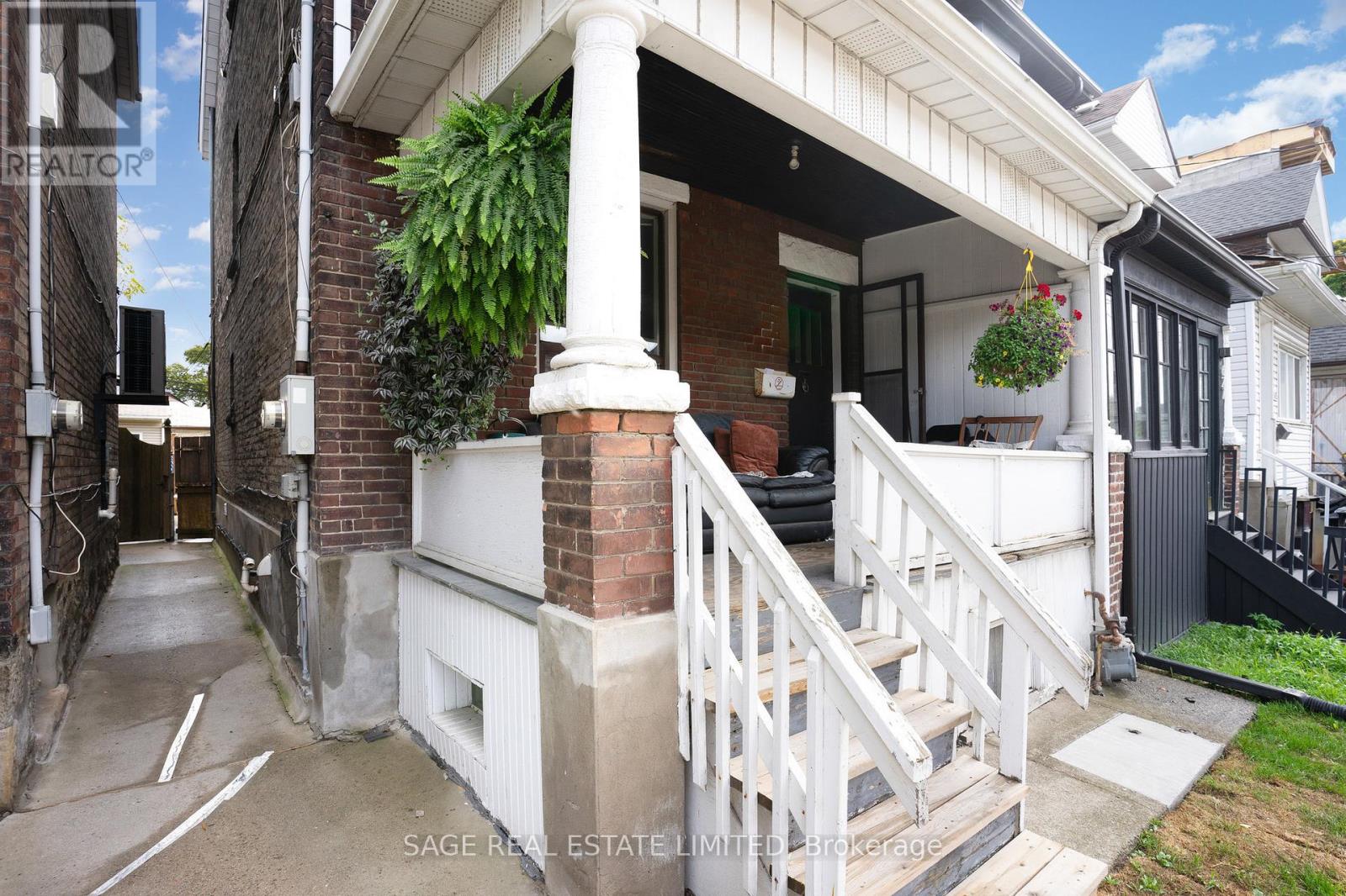 629 Ossington Avenue, Toronto, Ontario  M6G 3T6 - Photo 2 - C12420954