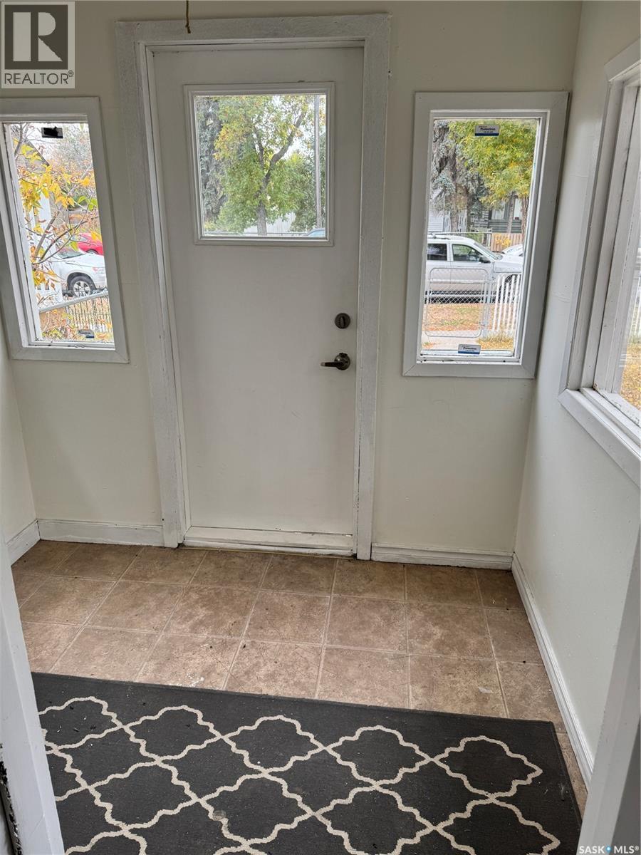 318 H Avenue S, Saskatoon, Saskatchewan  S7M 1W3 - Photo 4 - SK020374