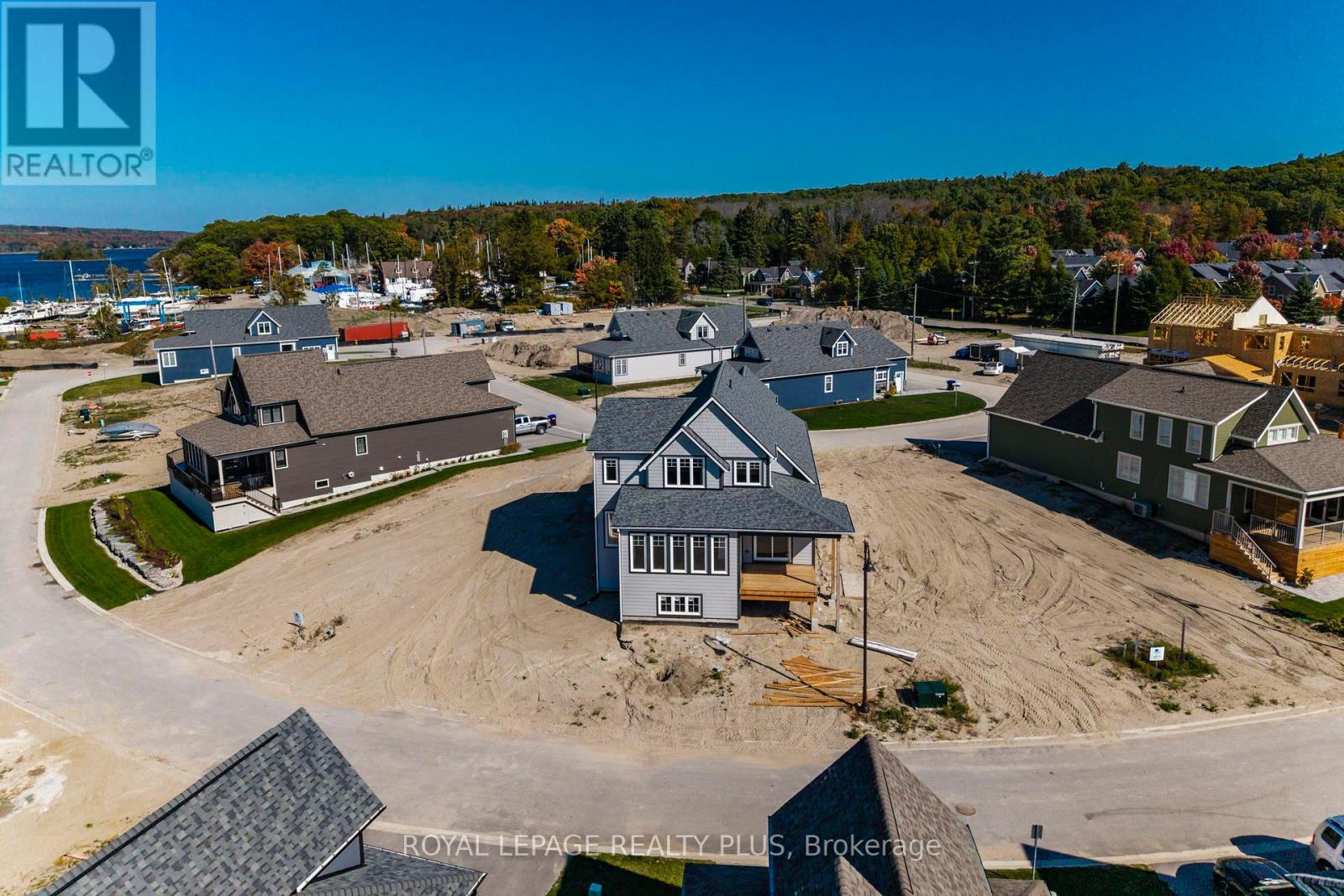 10 Magazine Street, Penetanguishene, Ontario  L9M 0W6 - Photo 2 - S12451202