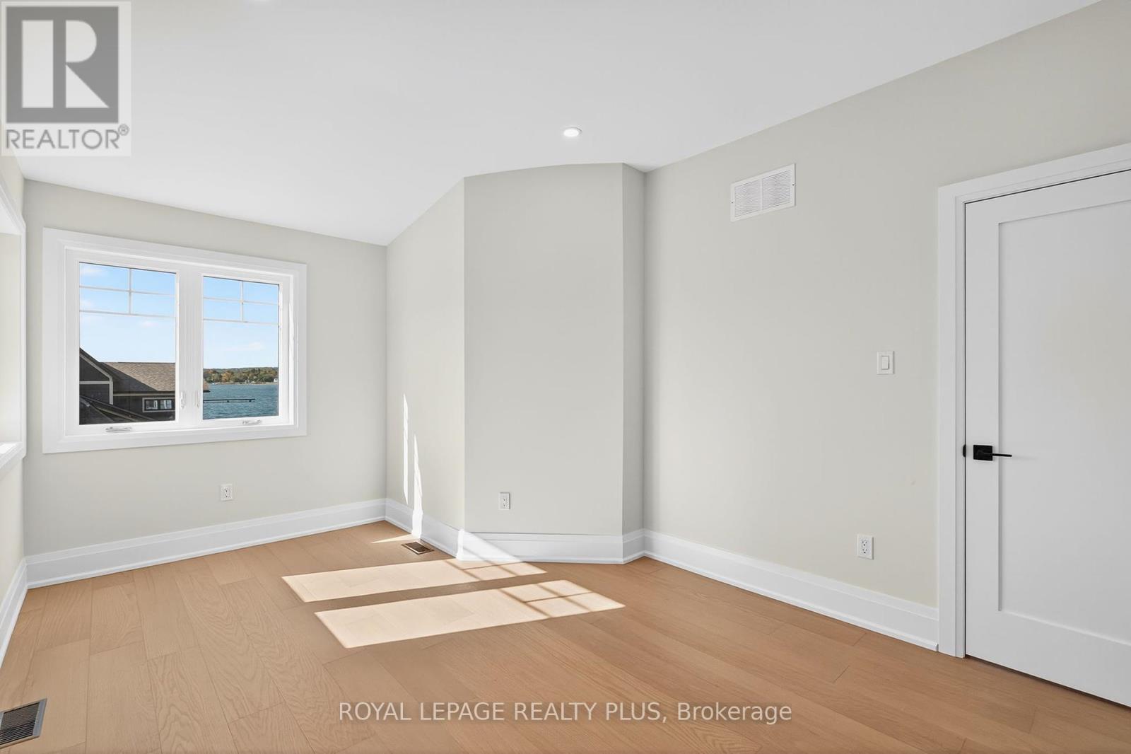10 Magazine Street, Penetanguishene, Ontario  L9M 0W6 - Photo 22 - S12451202