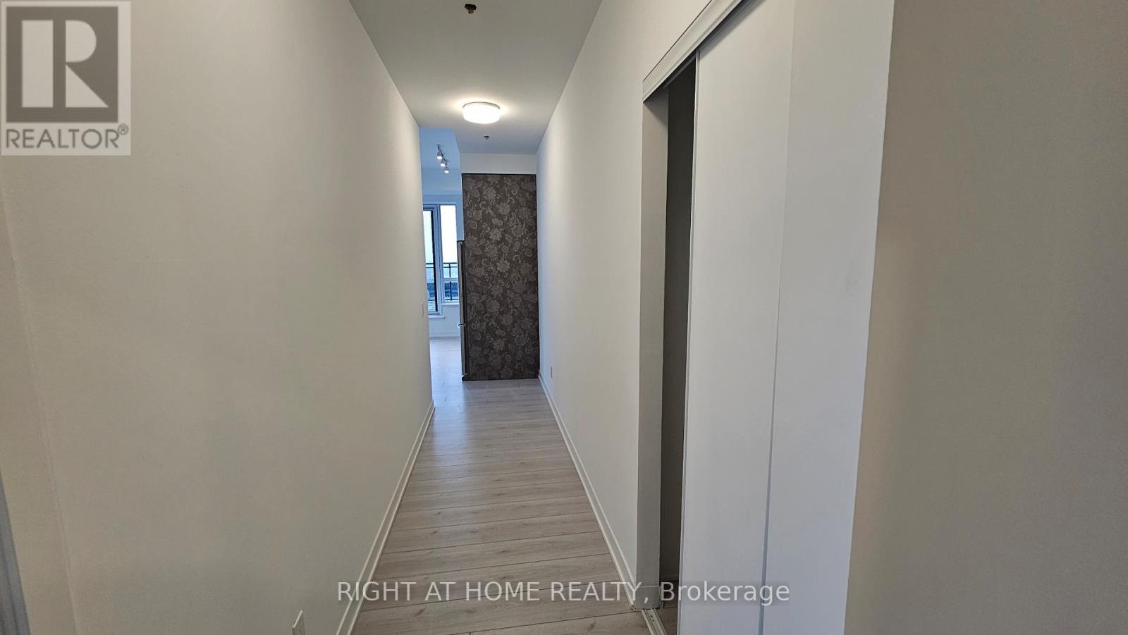 530 - 405 Dundas Street W, Oakville, Ontario  L6M 5P9 - Photo 10 - W12451156