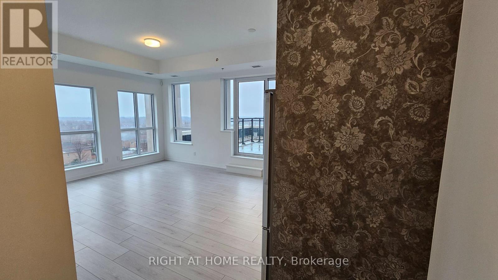 530 - 405 Dundas Street W, Oakville, Ontario  L6M 5P9 - Photo 11 - W12451156