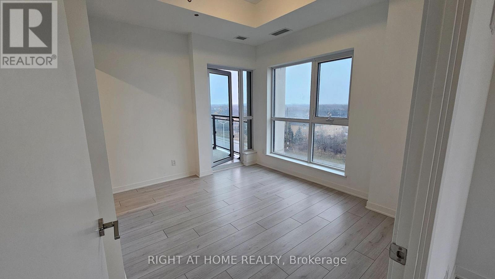 530 - 405 Dundas Street W, Oakville, Ontario  L6M 5P9 - Photo 23 - W12451156