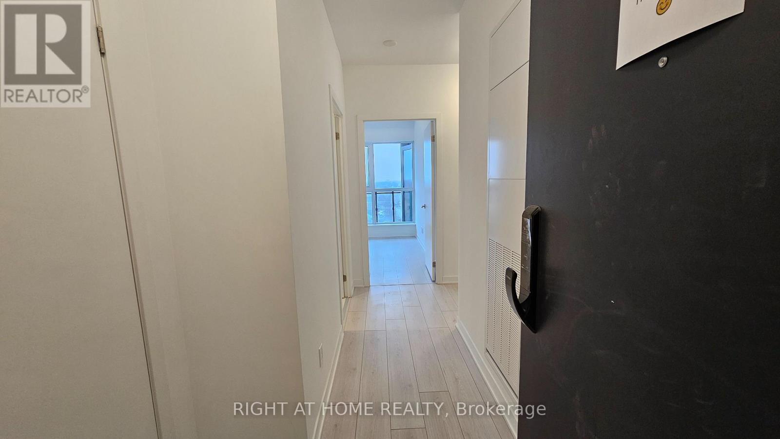 530 - 405 Dundas Street W, Oakville, Ontario  L6M 5P9 - Photo 3 - W12451156