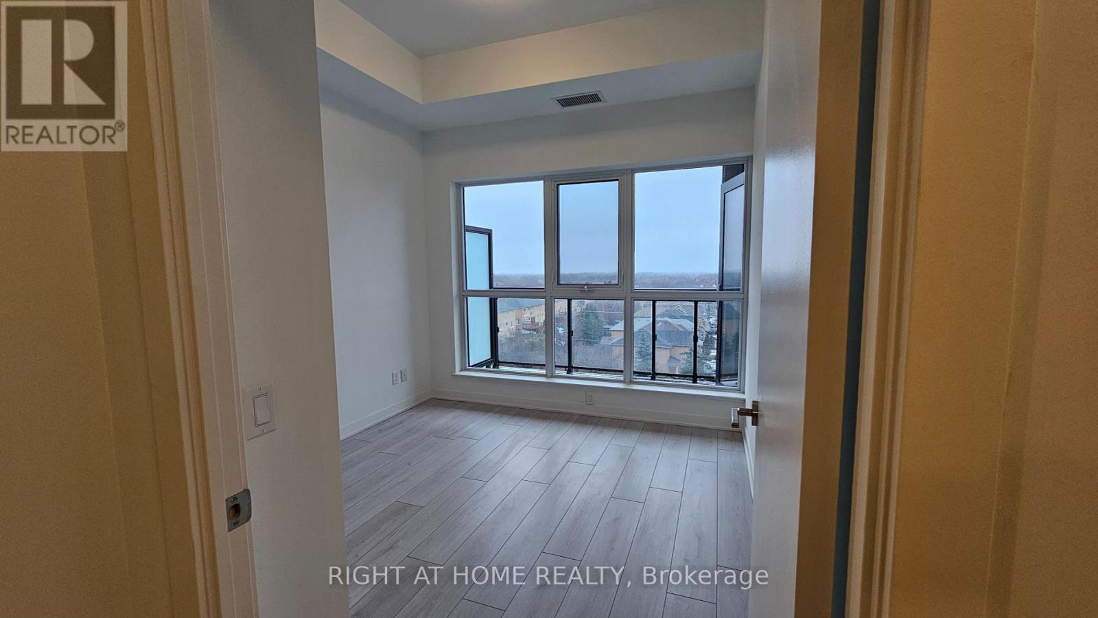 530 - 405 Dundas Street W, Oakville, Ontario  L6M 5P9 - Photo 5 - W12451156