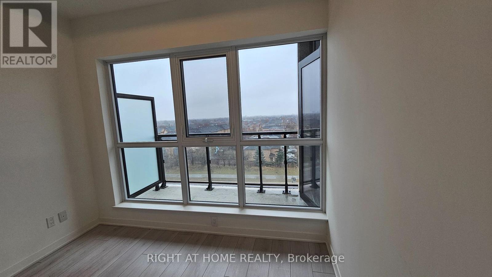 530 - 405 Dundas Street W, Oakville, Ontario  L6M 5P9 - Photo 7 - W12451156