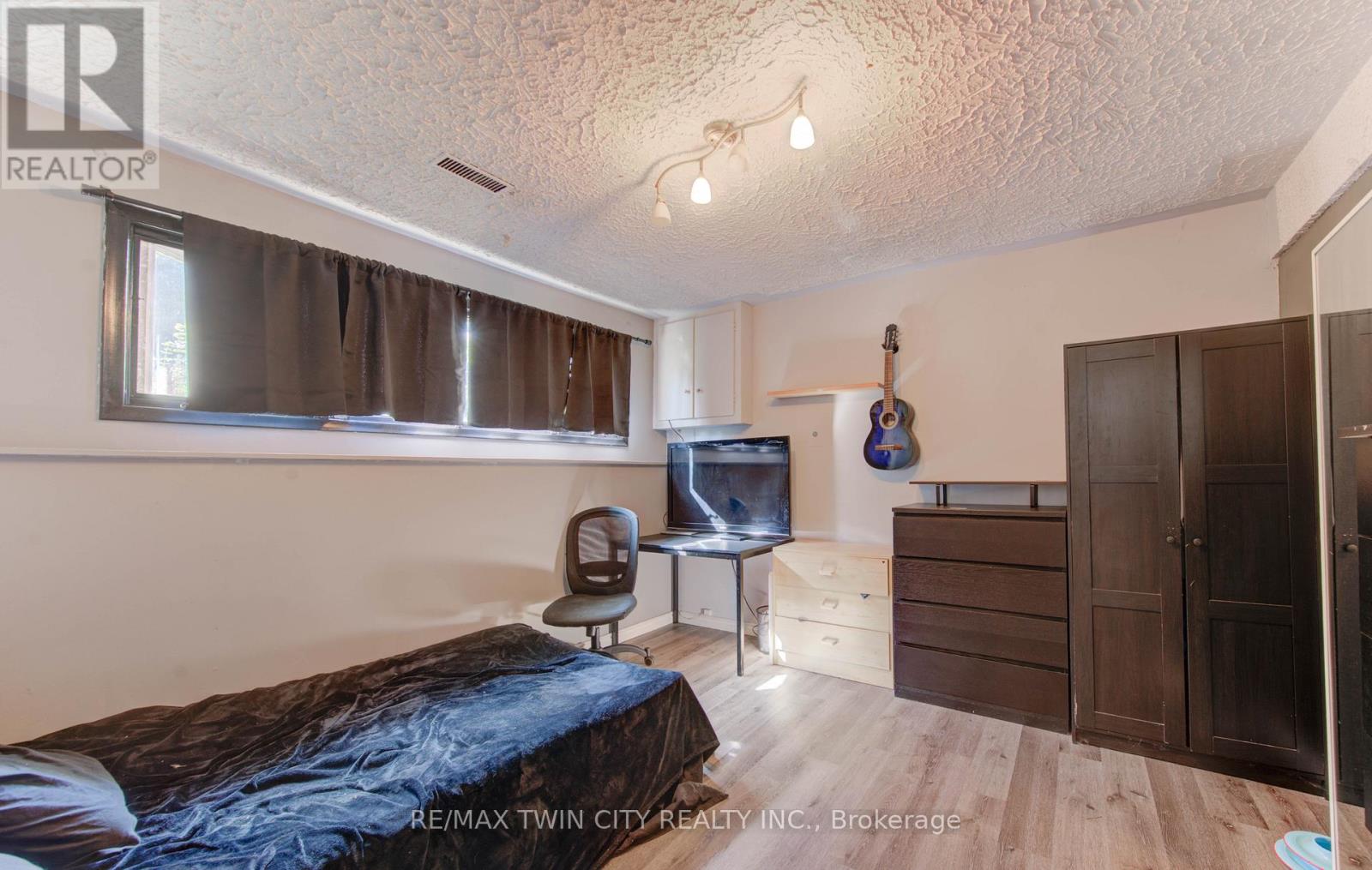 320 Country Hill Drive, Kitchener, Ontario  N2E 2C2 - Photo 32 - X12451164
