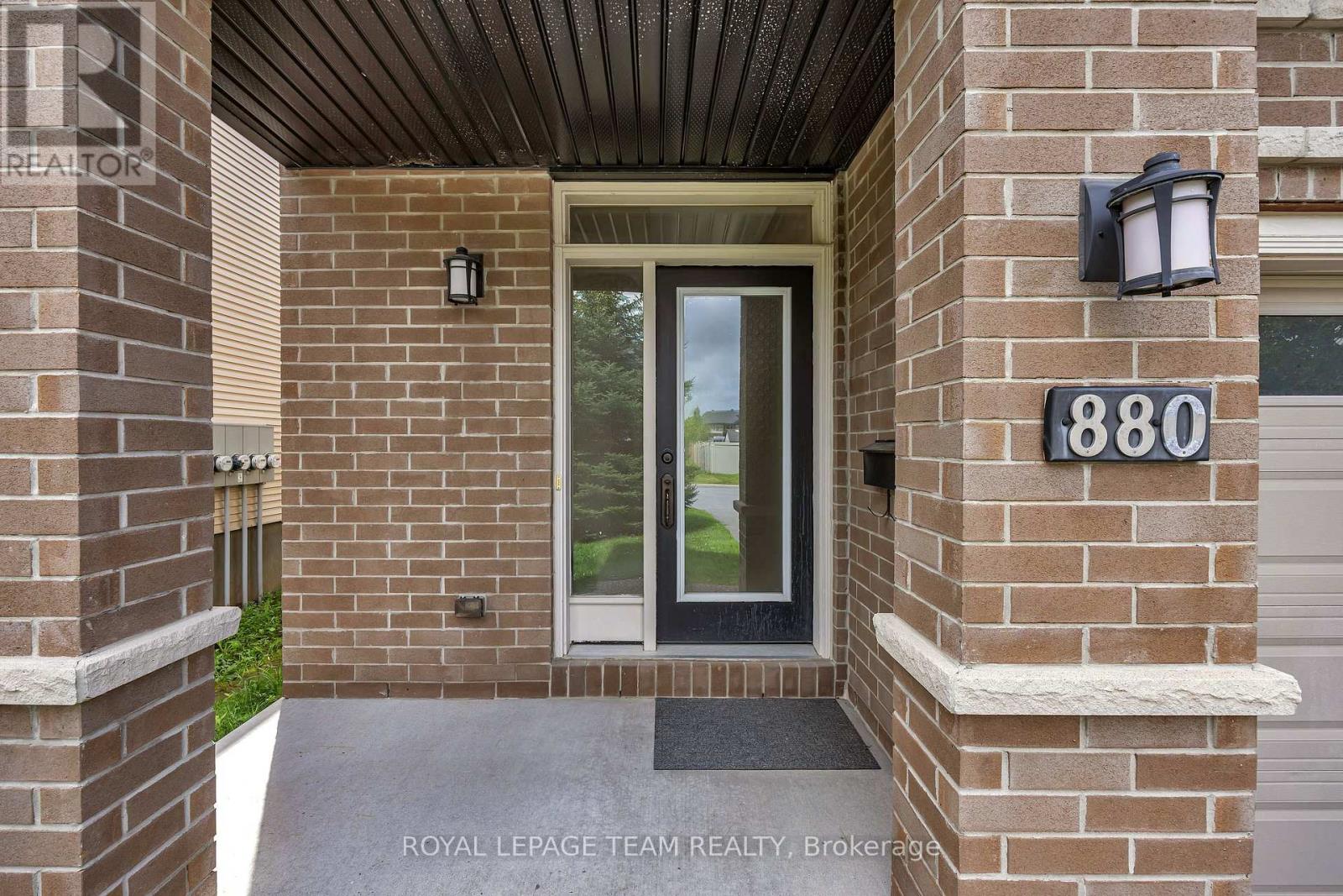 880 Fletcher Circle, Ottawa, Ontario  K2T 0B8 - Photo 3 - X12451253
