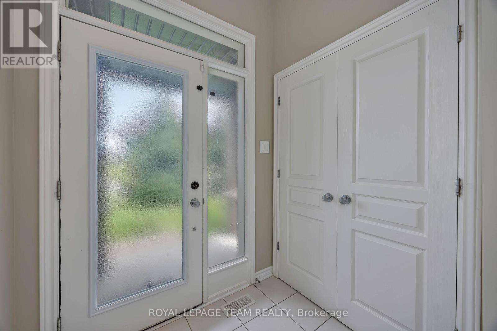 880 Fletcher Circle, Ottawa, Ontario  K2T 0B8 - Photo 4 - X12451253