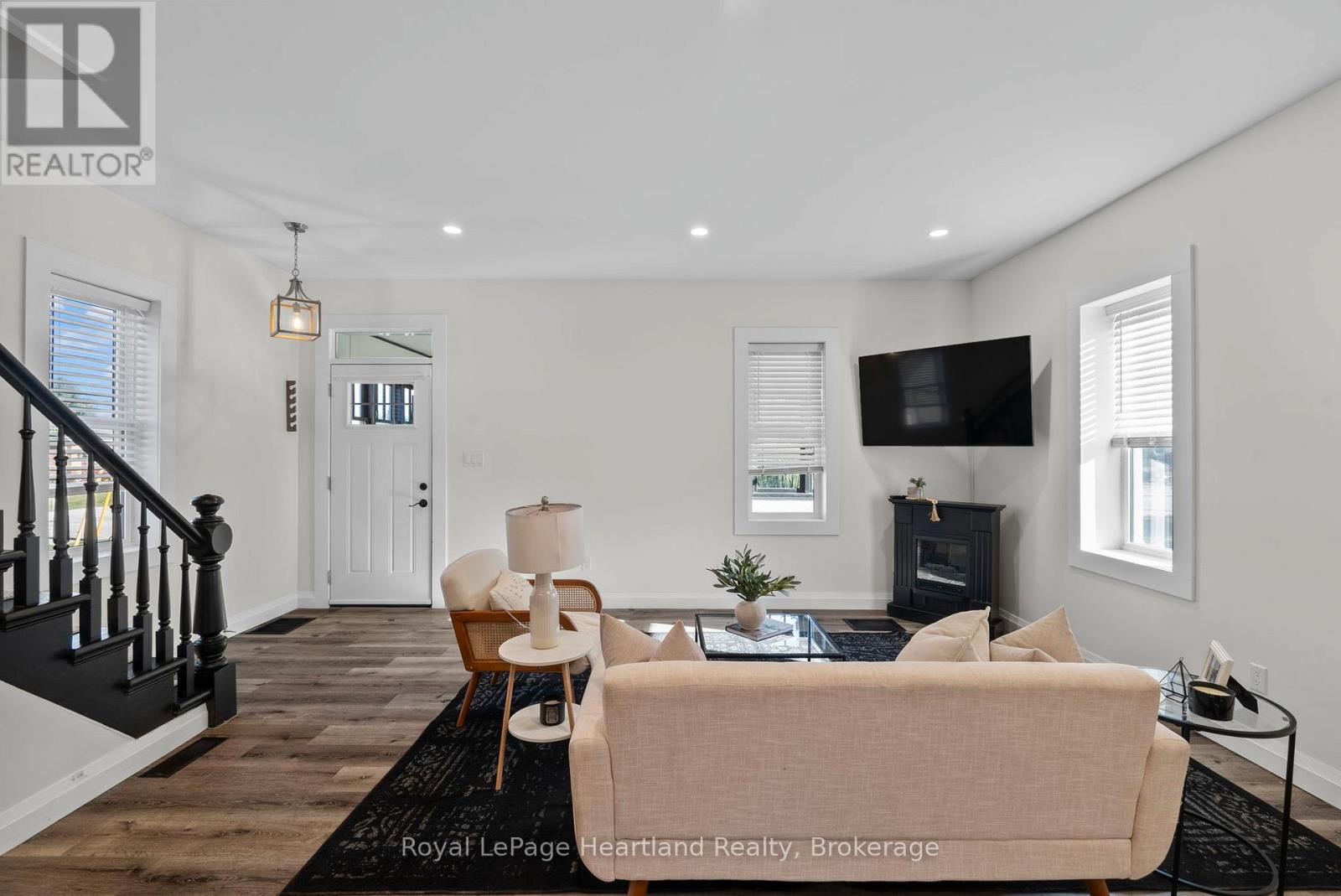 15 Queen Street E, Minto, Ontario  N0G 1M0 - Photo 11 - X12451243