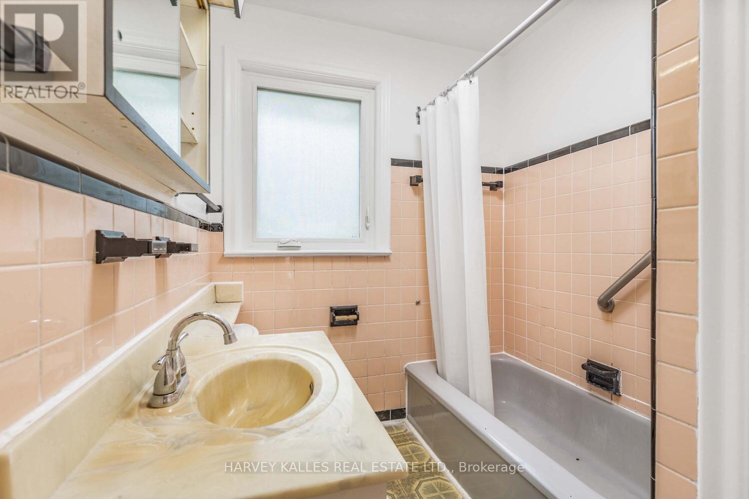 246 Brighton Avenue, Toronto, Ontario  M3H 4E7 - Photo 15 - C12451224