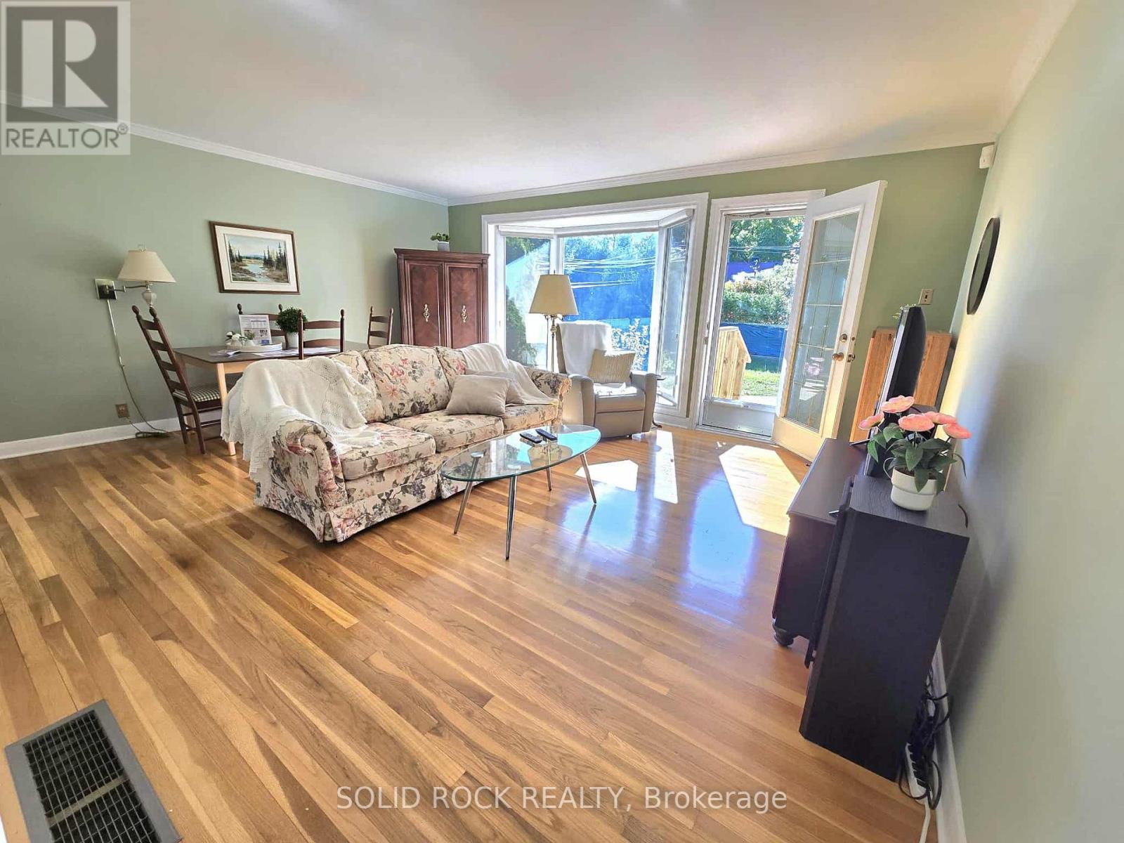 632 Chadburn Avenue, Ottawa, Ontario  K1G 0Y7 - Photo 11 - X12403100
