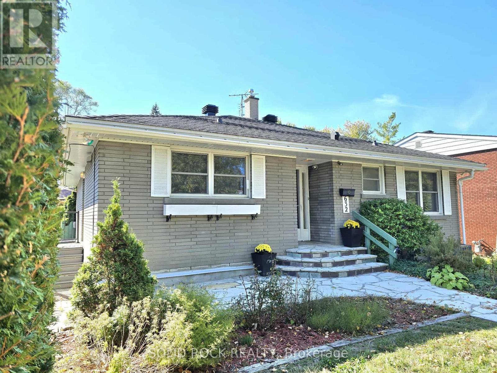 632 Chadburn Avenue, Ottawa, Ontario  K1G 0Y7 - Photo 3 - X12403100