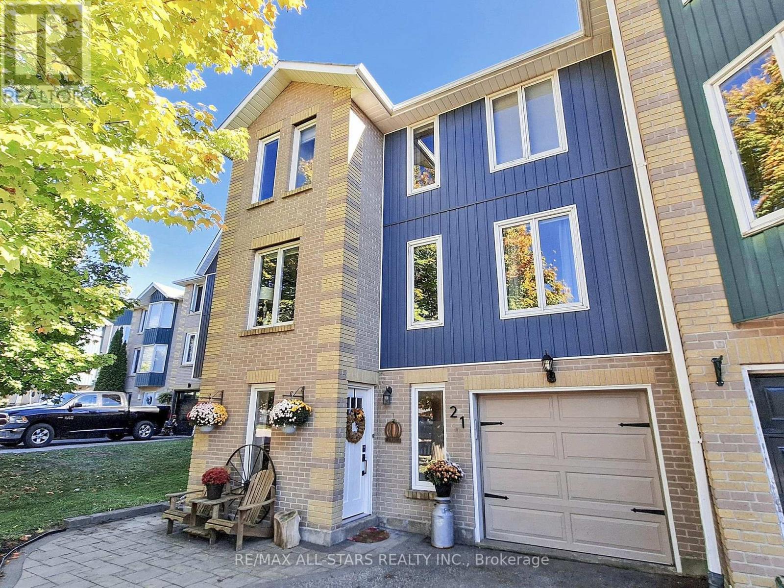 21 Annamaria Drive, Georgina, Ontario  L4P 3H8 - Photo 2 - N12451223