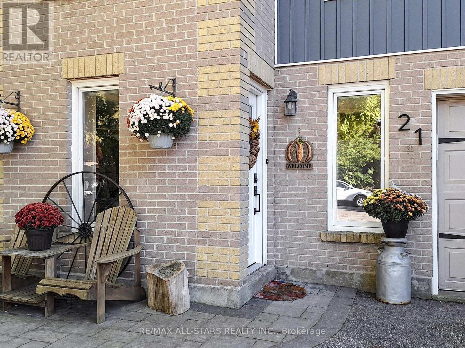 21 Annamaria Drive, Georgina, Ontario  L4P 3H8 - Photo 3 - N12451223