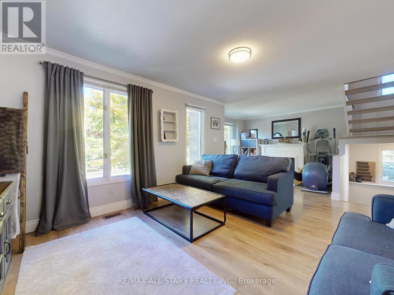 21 Annamaria Drive, Georgina, Ontario  L4P 3H8 - Photo 4 - N12451223