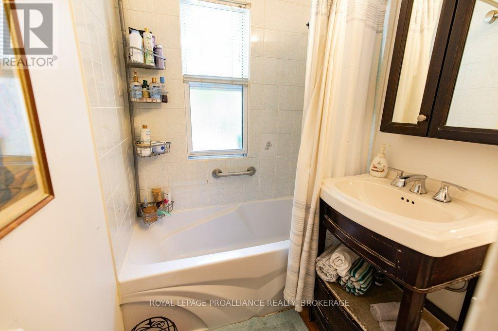 337 Palace Road, Kingston, Ontario  K7L 4T4 - Photo 12 - X12451324