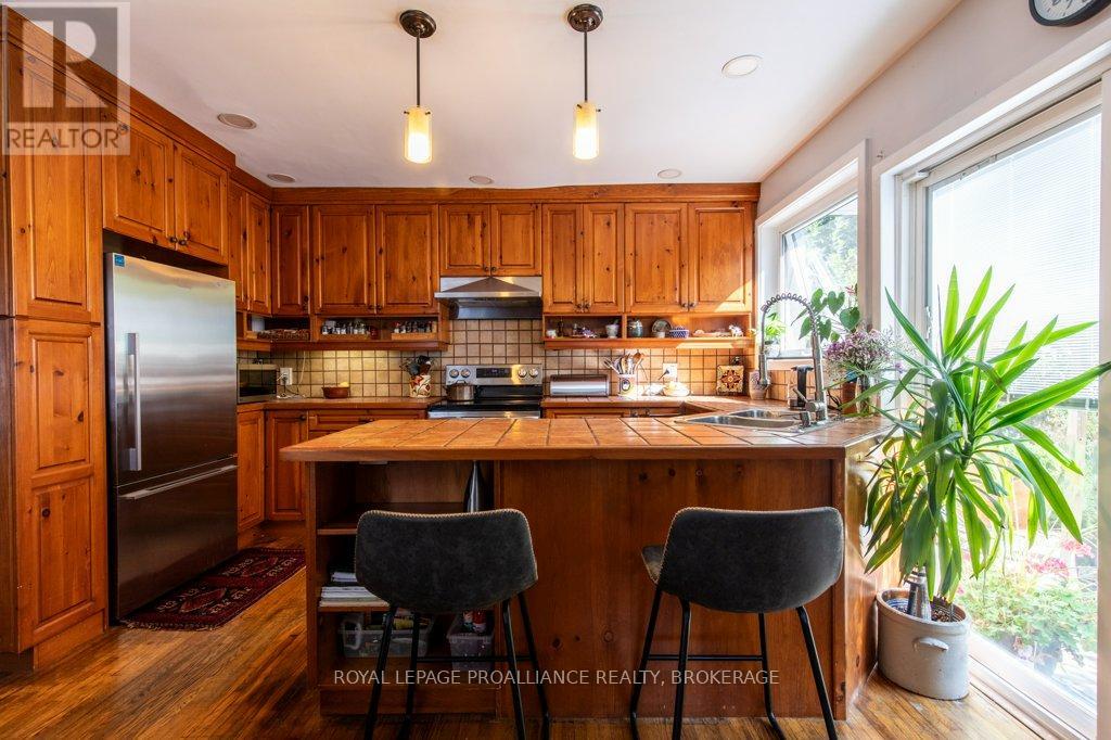 337 Palace Road, Kingston, Ontario  K7L 4T4 - Photo 7 - X12451324