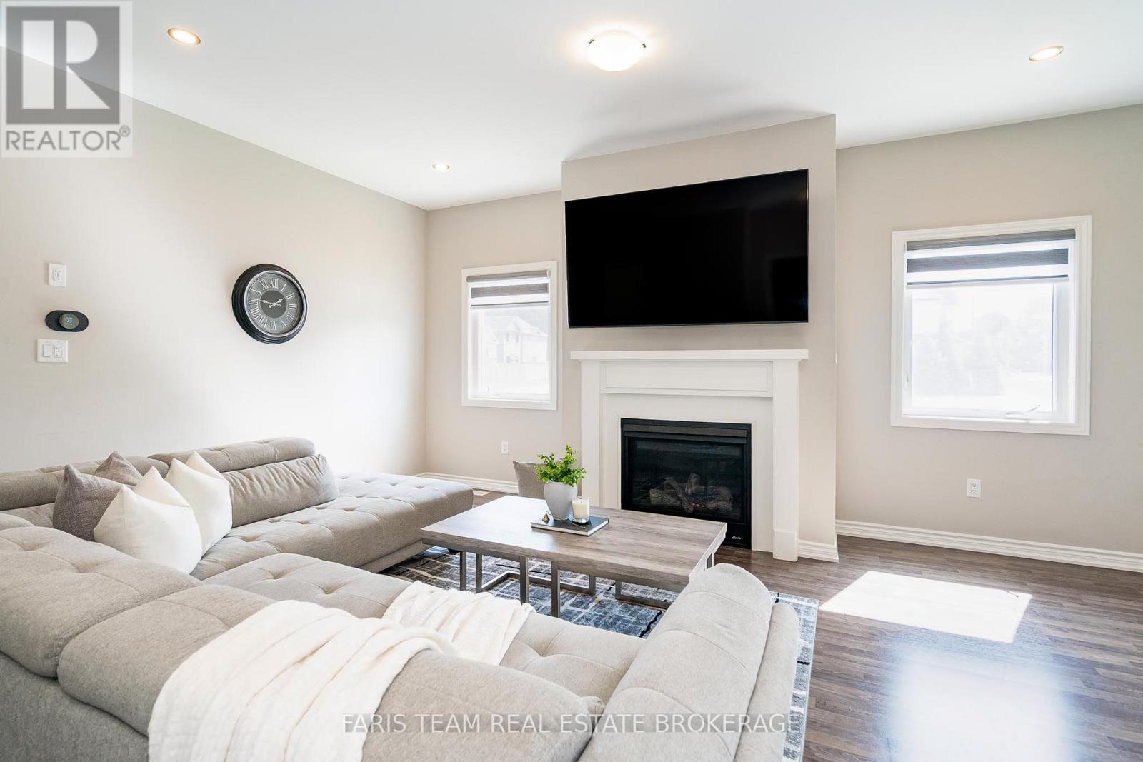 227 Mowat Street N, Clearview, Ontario  L0M 1S0 - Photo 11 - S12451248