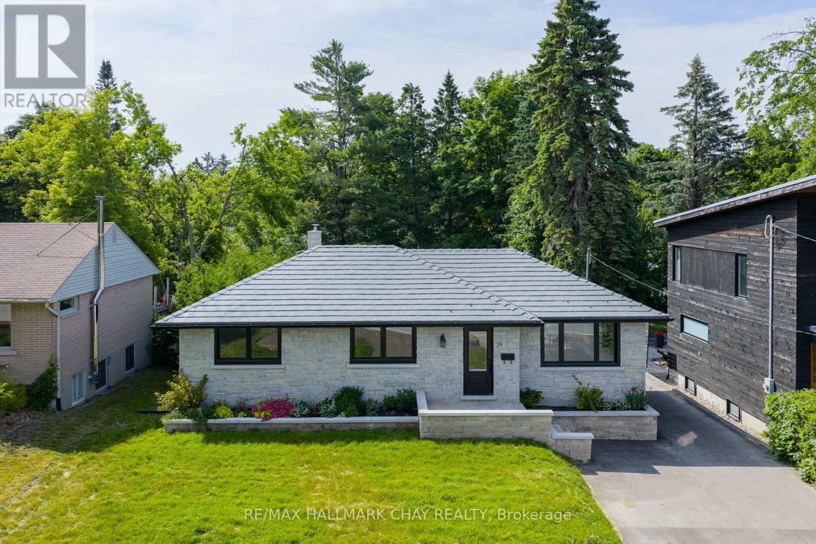 39 Eugenia Street, Barrie, Ontario  L4M 1P7 - Photo 1 - S12451258