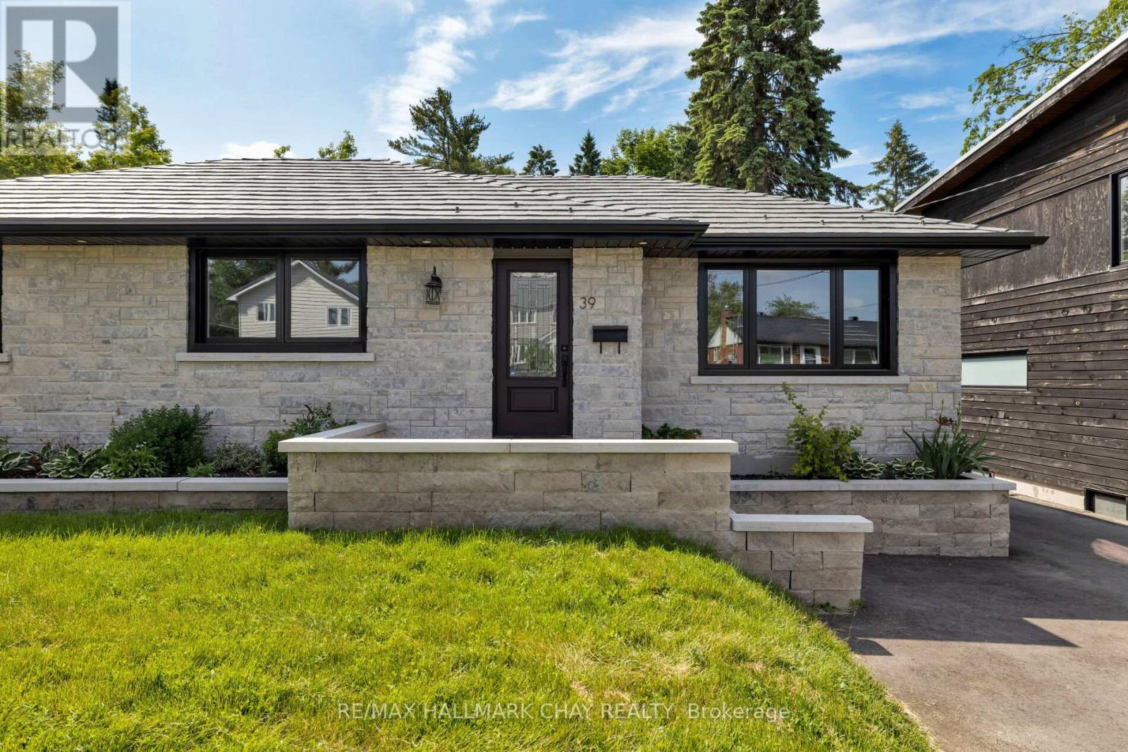 39 Eugenia Street, Barrie, Ontario  L4M 1P7 - Photo 2 - S12451258