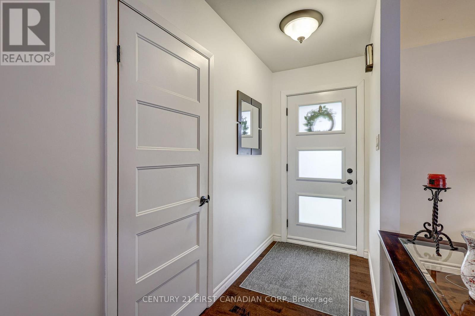 116 Downing Crescent, London South, Ontario  N6C 3C8 - Photo 4 - X12451333