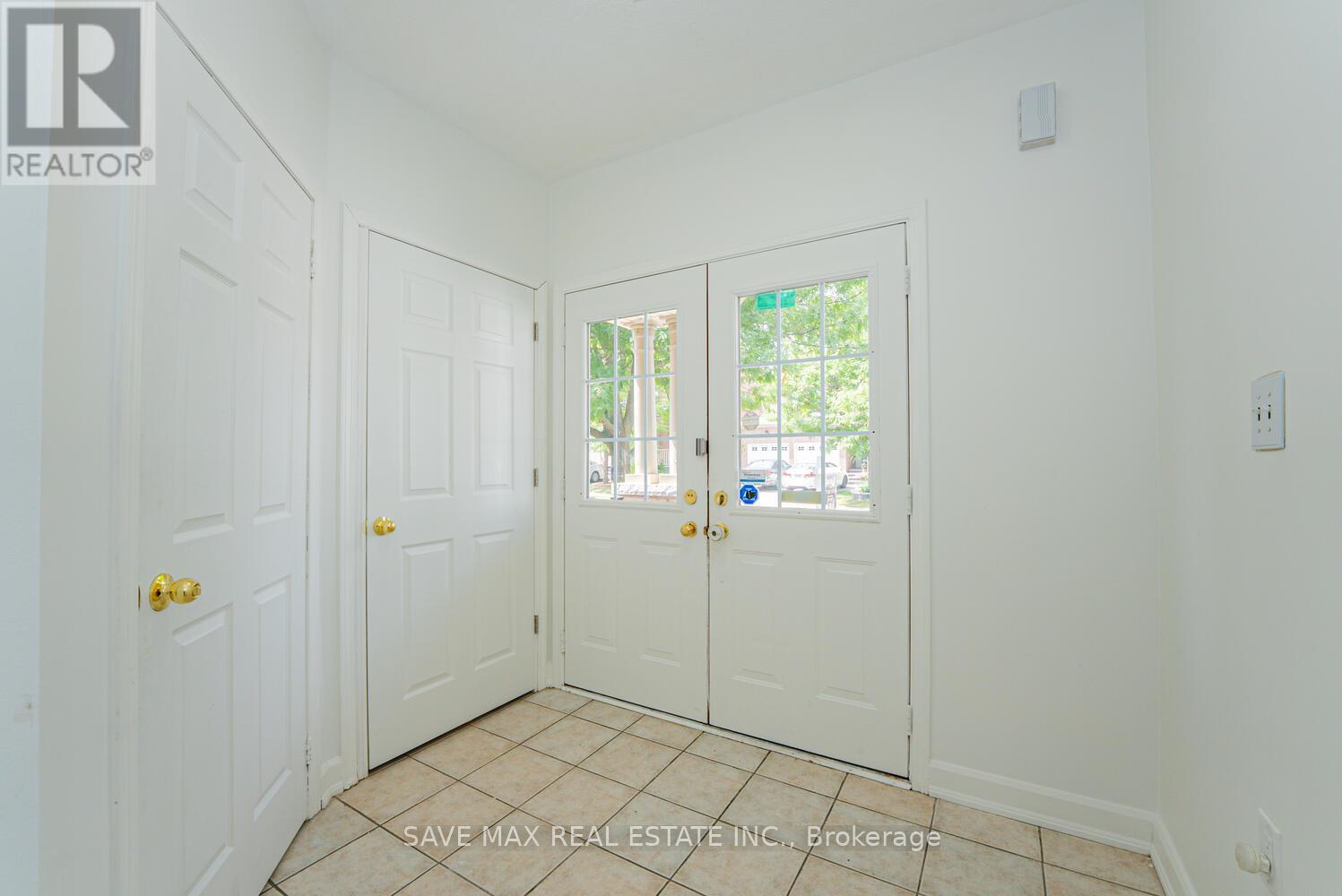 3 Gander Crescent, Brampton, Ontario  L6P 2J5 - Photo 6 - W12359644